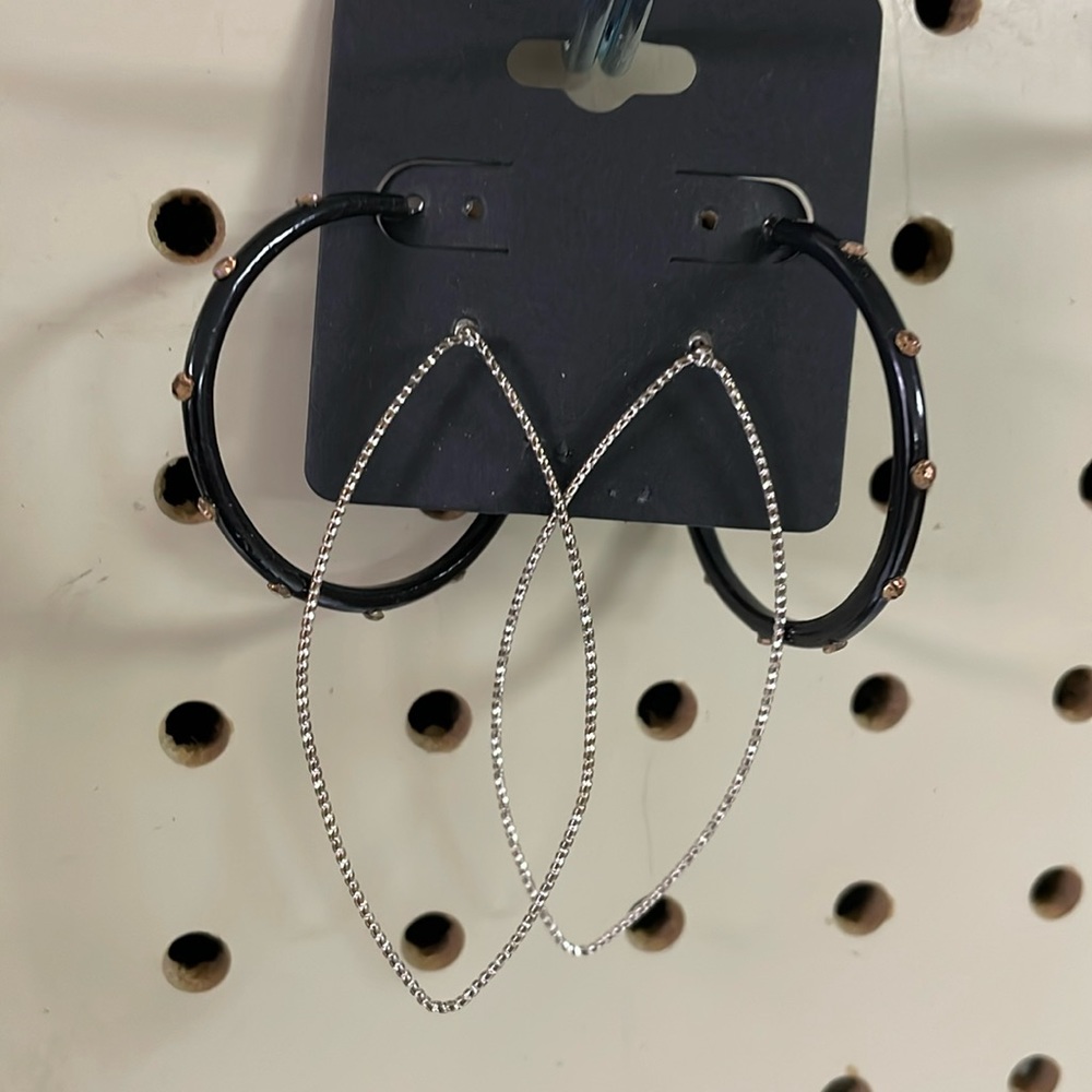 Set of two earrings